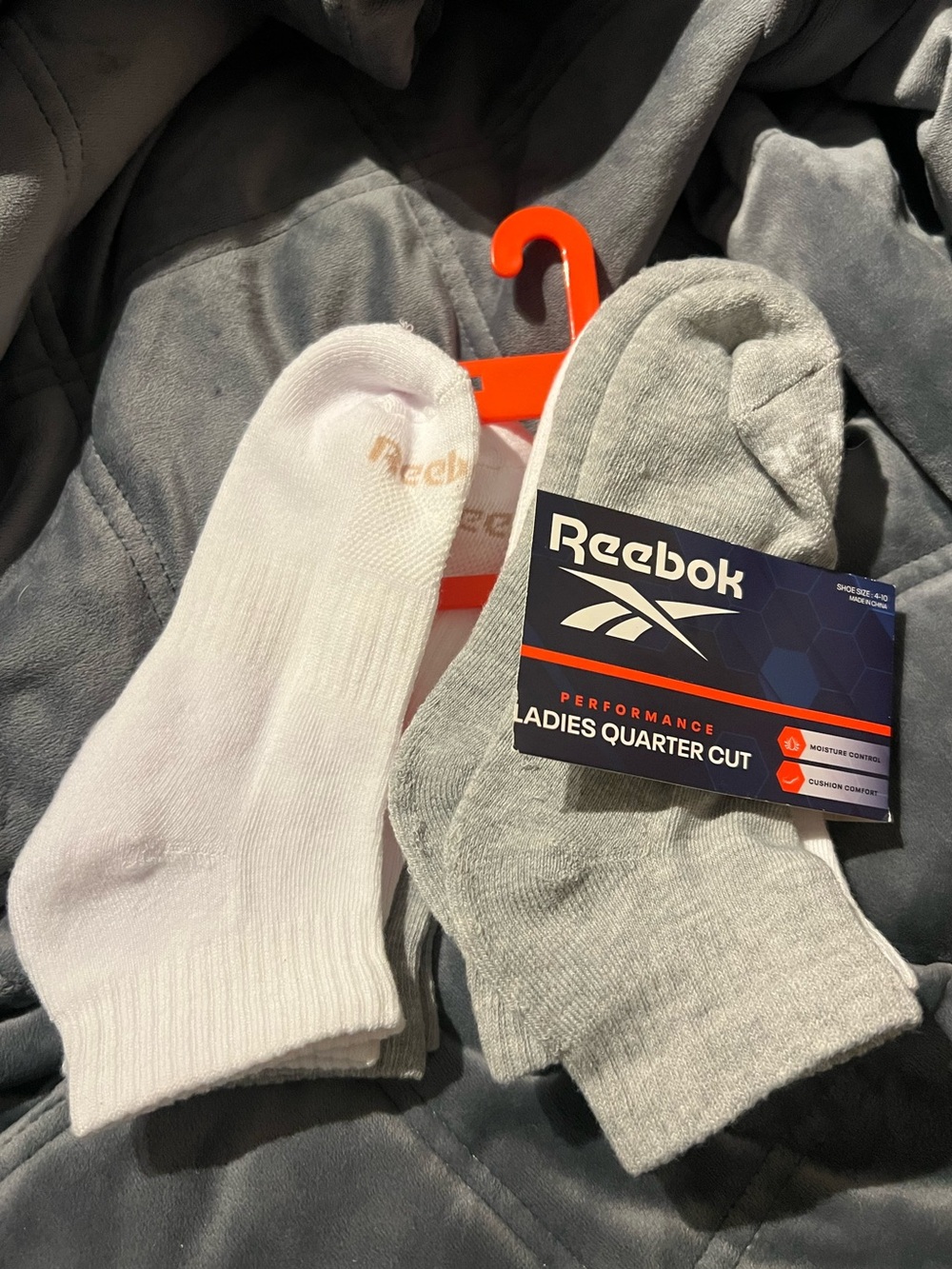Reebok 5 Pair of Women’s shoe size 4-10 Performance Quarter Cut Socks, new/pkg.